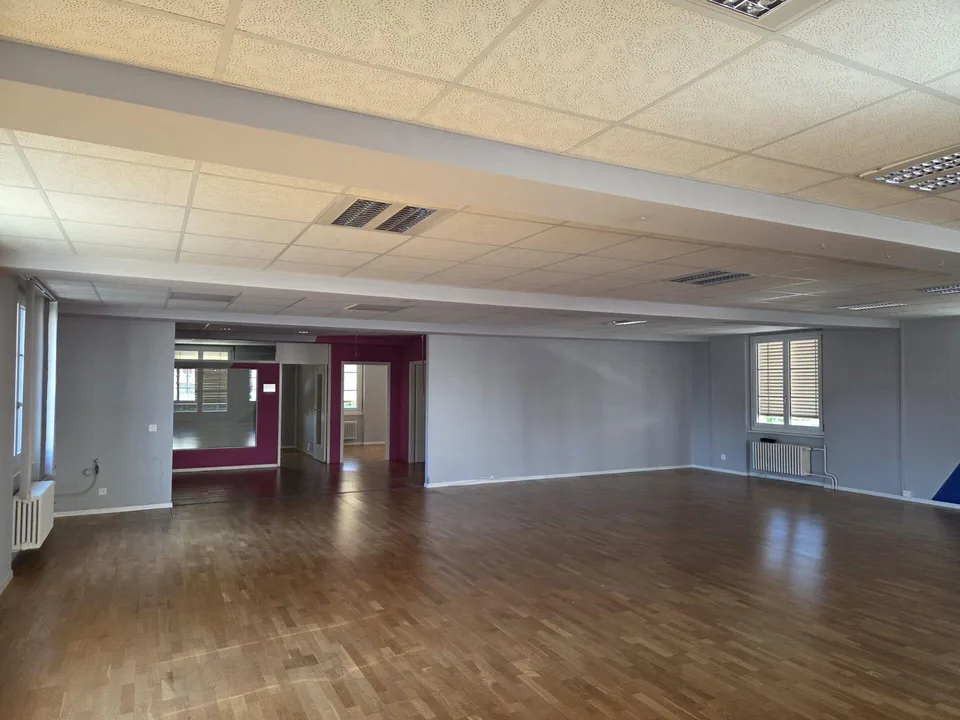 Bel espace de bureau spacieux en gare de Neuchâtel – photo 2 sur 7