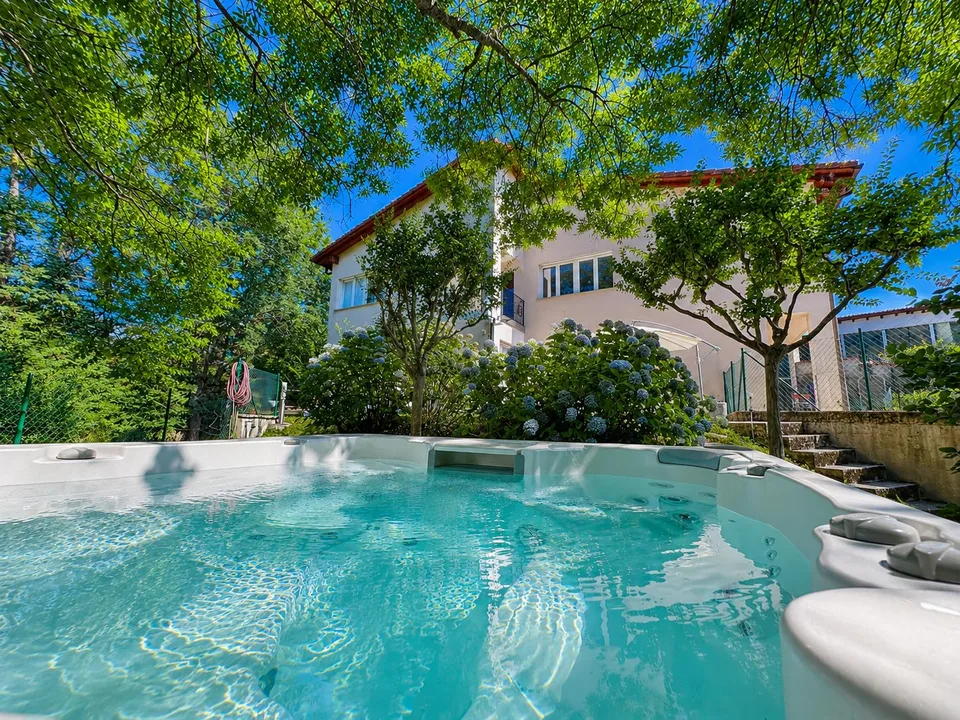 Ampia villa immersa nel verde a Vaglio – photo 2 of 17