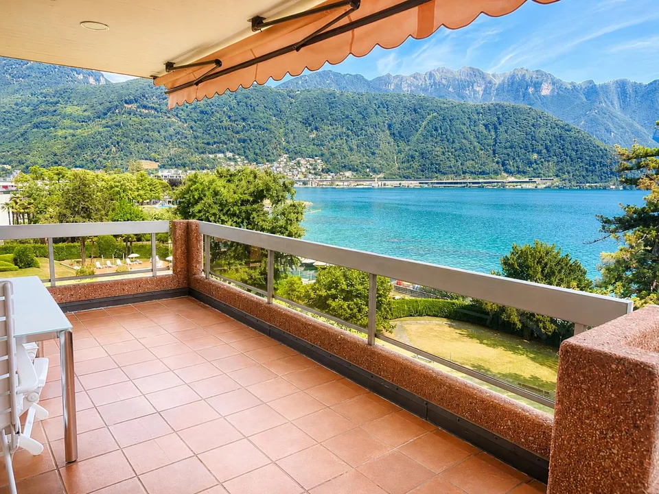 Esclusivo 4,5 locali a lago con posto barca – Foto 2 von 11