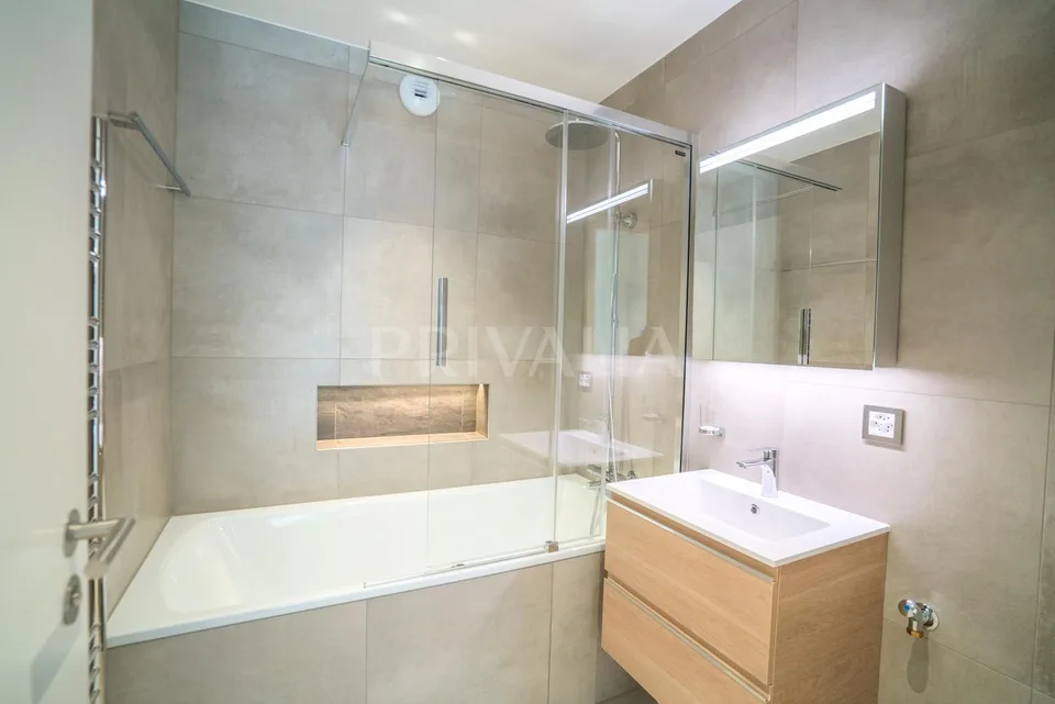 Bel appartement contemporain dans un environnement calme et verdoyant