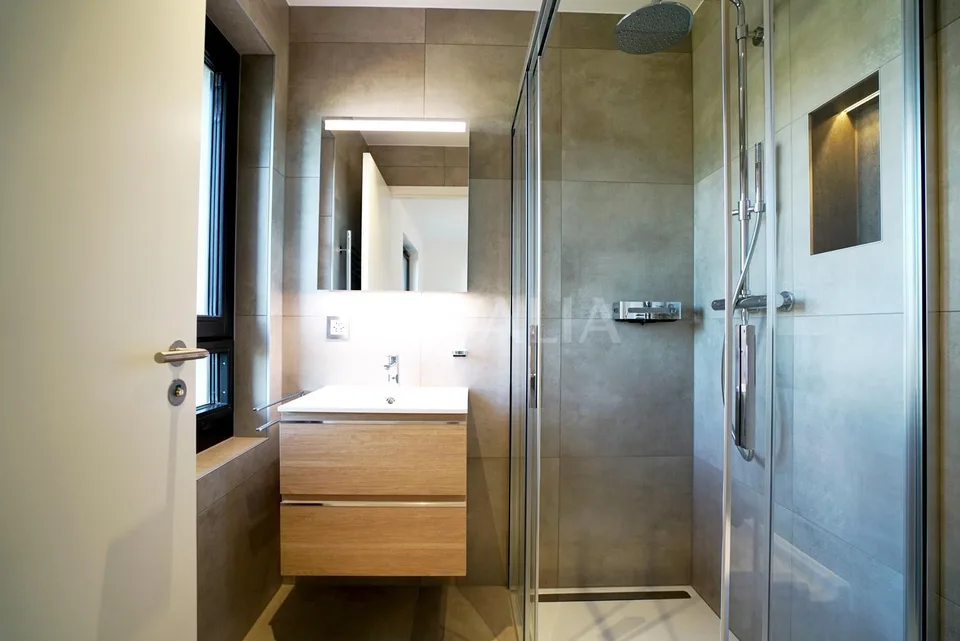 Bel appartement contemporain dans un environnement calme et verdoyant