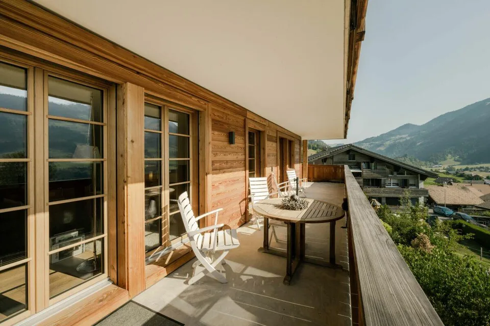 Moderne 4.5-Zimmer-Eigentumswohnung an sonniger Lage in Zweisimmen – Foto 9 von 30