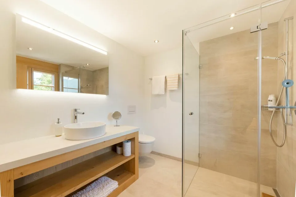 Moderne 4.5-Zimmer-Eigentumswohnung an sonniger Lage in Zweisimmen – Foto 23 von 30
