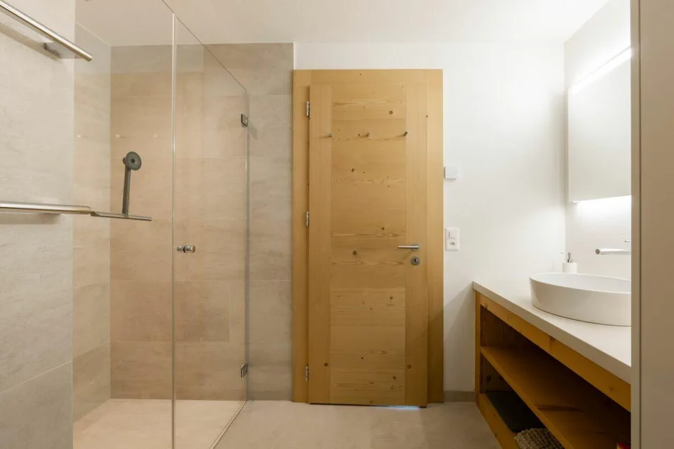 Moderne 4.5-Zimmer-Eigentumswohnung an sonniger Lage in Zweisimmen – Foto 24 von 30