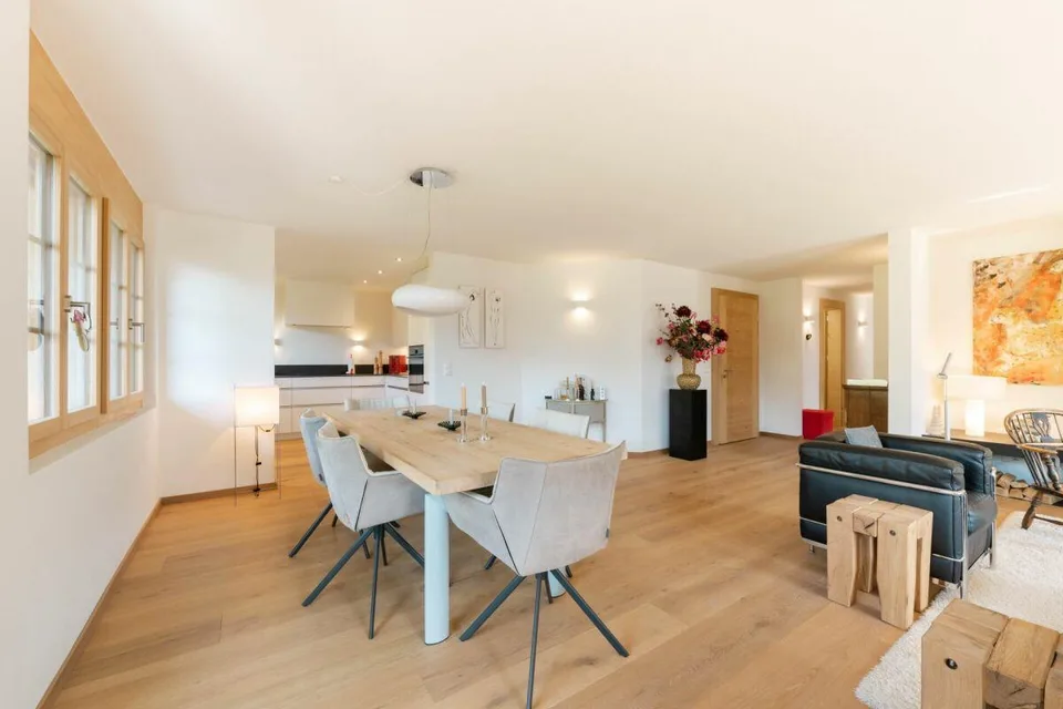 Moderne 4.5-Zimmer-Eigentumswohnung an sonniger Lage in Zweisimmen – Foto 12 von 30