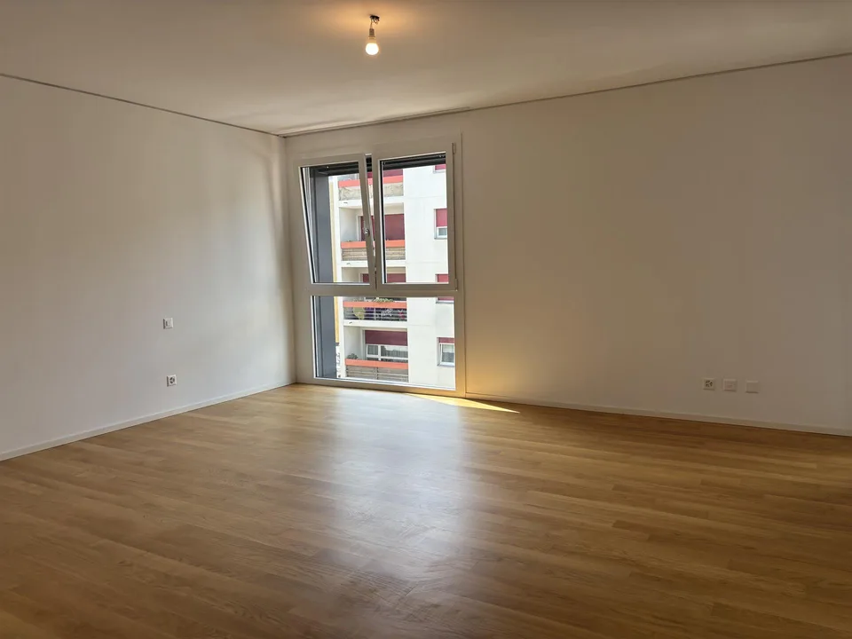 Ampio monolocale piano alto nel cuore di Paradiso – Foto 2 von 9