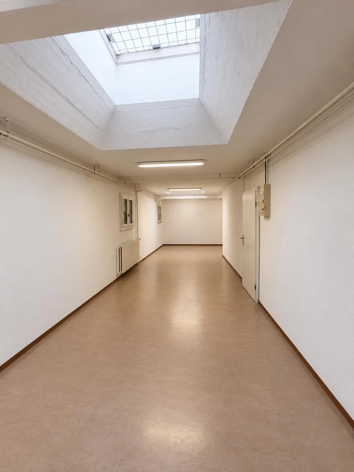 Heller und vielseitig nutzbarer Atelier-/Gewerberaum zu vermieten – Foto 4 von 4