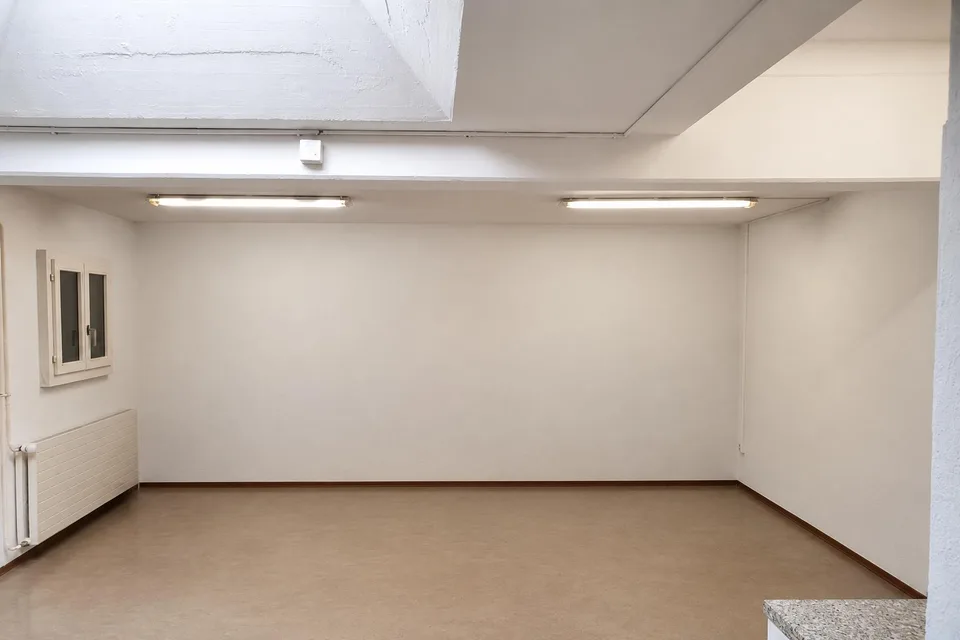 Heller und vielseitig nutzbarer Atelier-/Gewerberaum zu vermieten – Foto 2 von 4