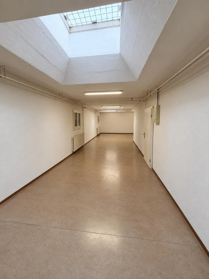 Heller und vielseitig nutzbarer Atelier-/Gewerberaum zu vermieten – Foto 3 von 4