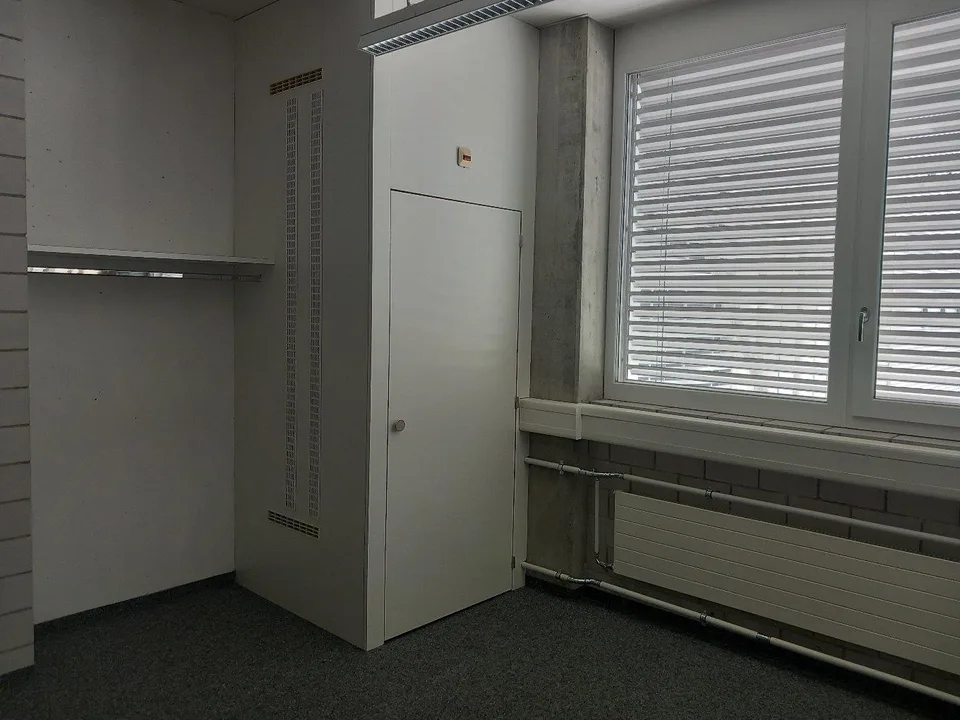 Büroräumlichkeiten mit kleiner Küchenzeile und Toiletten – Foto 5 von 6