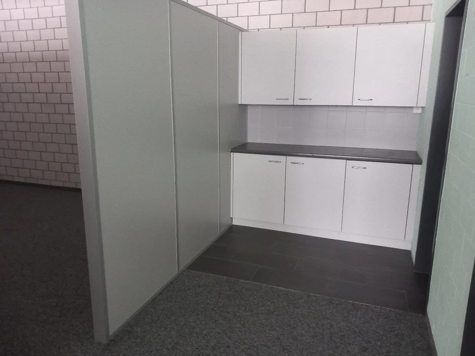 Büroräumlichkeiten mit kleiner Küchenzeile und Toiletten – Foto 2 von 6