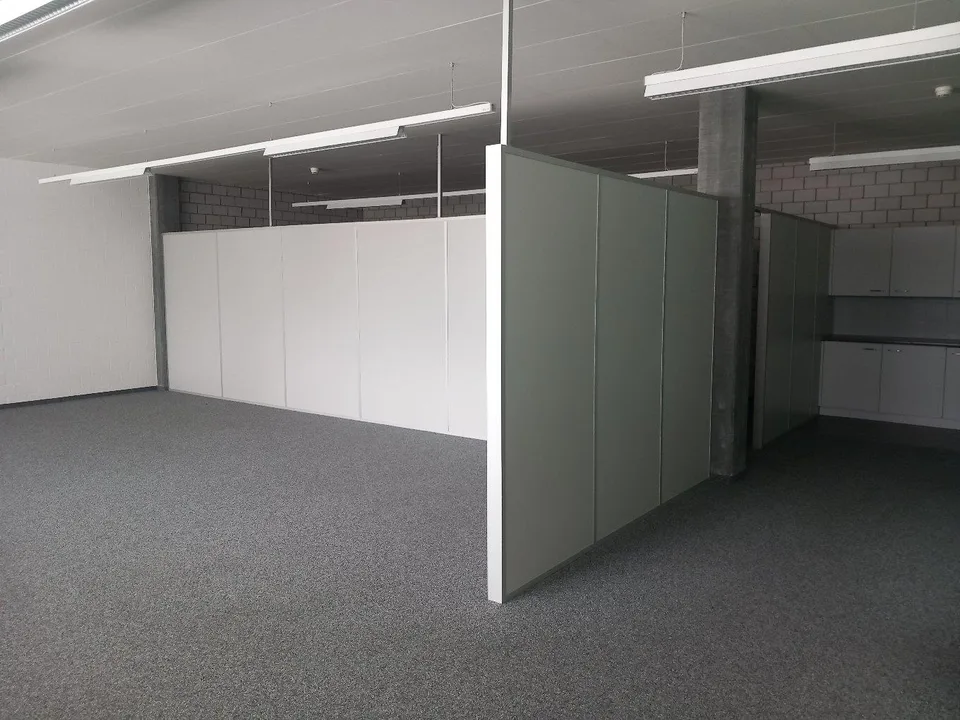 Büroräumlichkeiten mit kleiner Küchenzeile und Toiletten – Foto 3 von 6