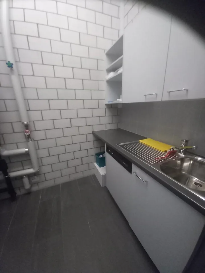 Büroräumlichkeiten mit kleiner Küchenzeile und Toiletten – Foto 4 von 6