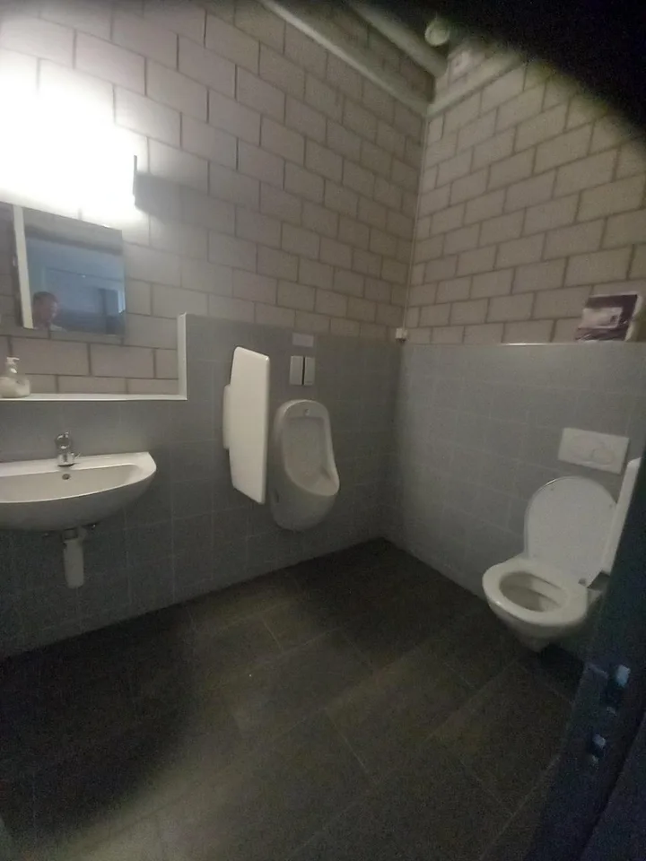 Büroräumlichkeiten mit kleiner Küchenzeile und Toiletten – Foto 6 von 6