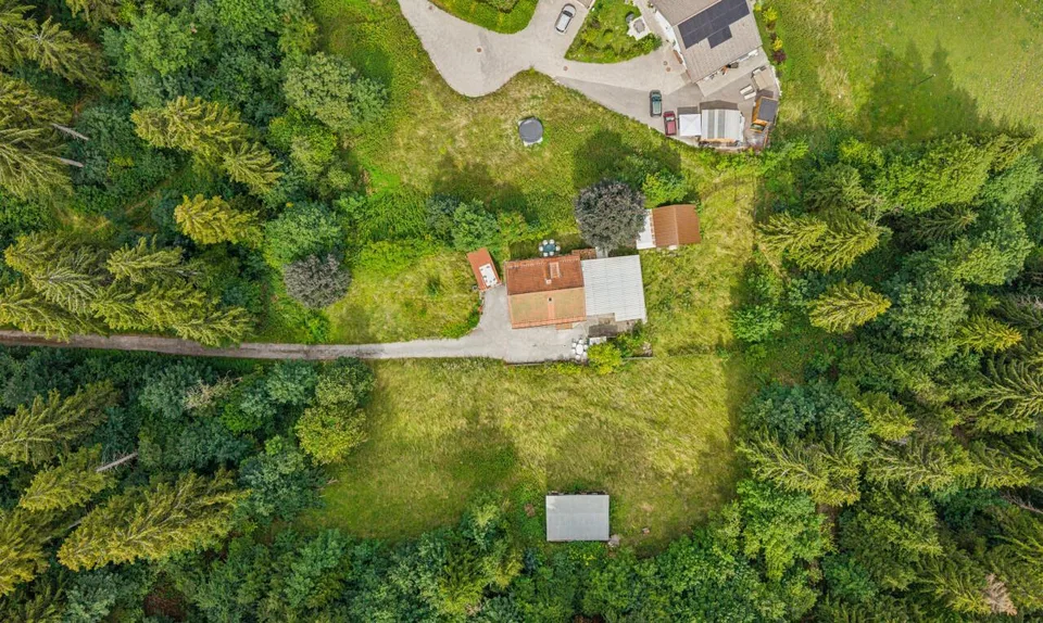 Maison à réinventer sur une parcelle de plus de 2'700 m² – photo 2 sur 11