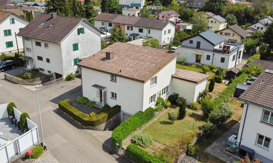 Grosszügiges Einfamilienhaus mit 2 Wohnungen und grossem Garten – Foto 2 von 11