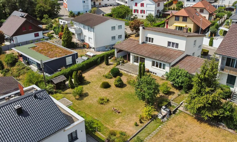 Grosszügiges Einfamilienhaus mit 2 Wohnungen und grossem Garten – Foto 4 von 11
