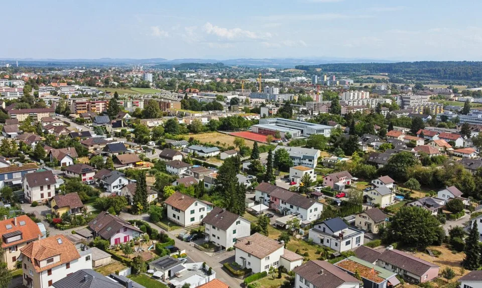 Grosszügiges Einfamilienhaus mit 2 Wohnungen und grossem Garten – Foto 7 von 11