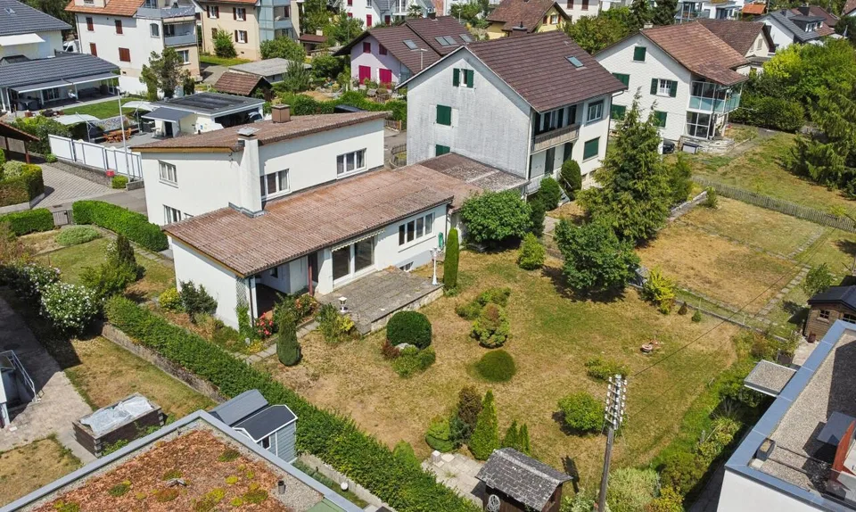 Grosszügiges Einfamilienhaus mit 2 Wohnungen und grossem Garten – Foto 3 von 11