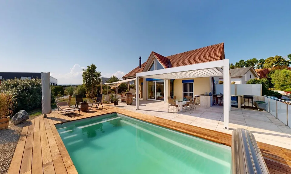 Elegant family home with pool and garden – photo 2 of 11
