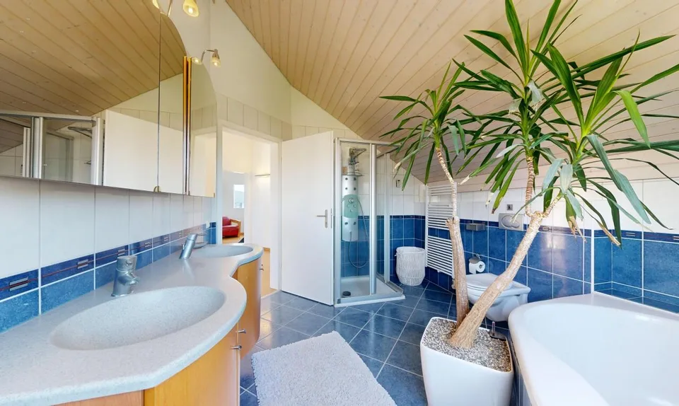 Elegant family home with pool and garden – photo 10 of 11