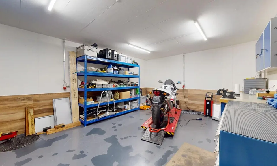 13 minutes de Winterthur - 3 places de garage et atelier – photo 9 sur 13