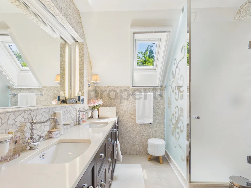 Exklusive Villa mit grandiosem Pool und unverbaubarem Panoramablick – photo 27 of 32