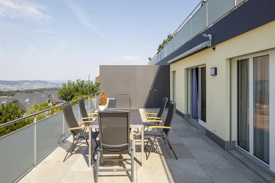 Exklusive 5.5 Zimmer Terrassenwohnung mit Berg- und Panoramasicht – photo 2 sur 21