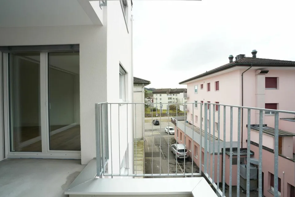 Moderne 2.5-Zimmer-Attikawohnung mit Loggia in Bazenheid