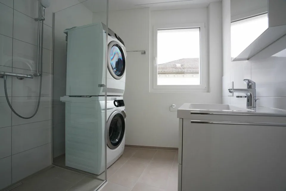 Moderne 2.5-Zimmer-Attikawohnung mit Loggia in Bazenheid