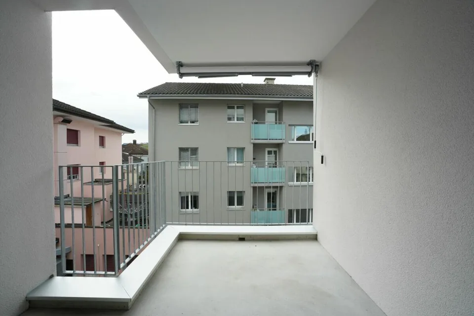 Moderne 2.5-Zimmer-Attikawohnung mit Loggia in Bazenheid