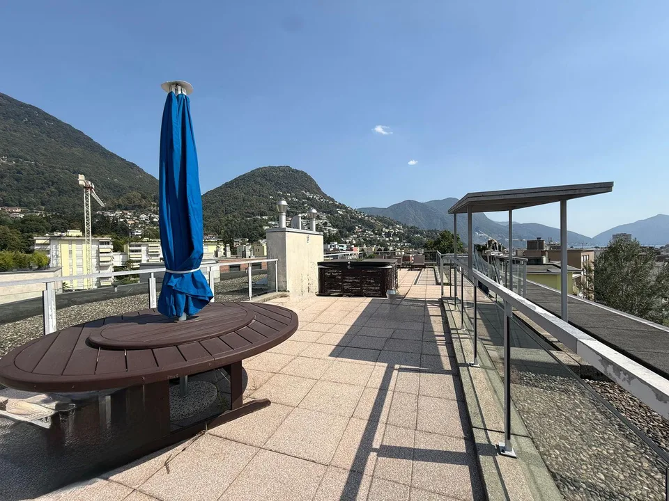 Neubau • Über 200 m² private Terrassen • Jacuzzi • Panoramablick • 3 Parkplätze – Foto 2 von 9