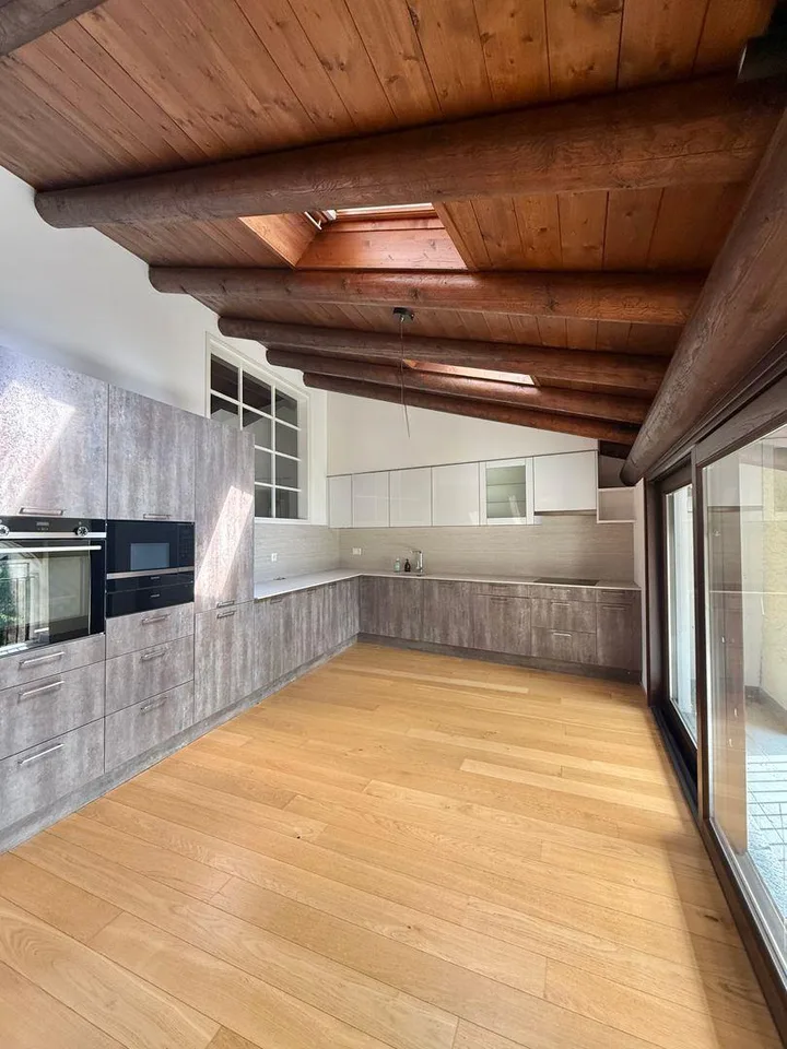 Exklusives Dachgeschoss-Duplex mit 5,5 Zimmern, Panoramabalkon und privatem Garten im Herzen von Origlio