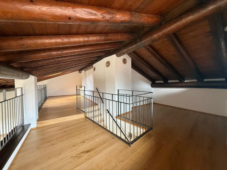 Exklusives Dachgeschoss-Duplex mit 5,5 Zimmern, Panoramabalkon und privatem Garten im Herzen von Origlio