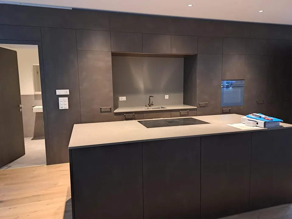 2.5-Zimmer Wohnung mit Loggia, Gartensitzplatz und Garage – Foto 3 von 12