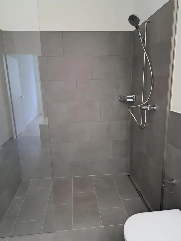 2.5-Zimmer Wohnung mit Loggia, Gartensitzplatz und Garage – Foto 10 von 12