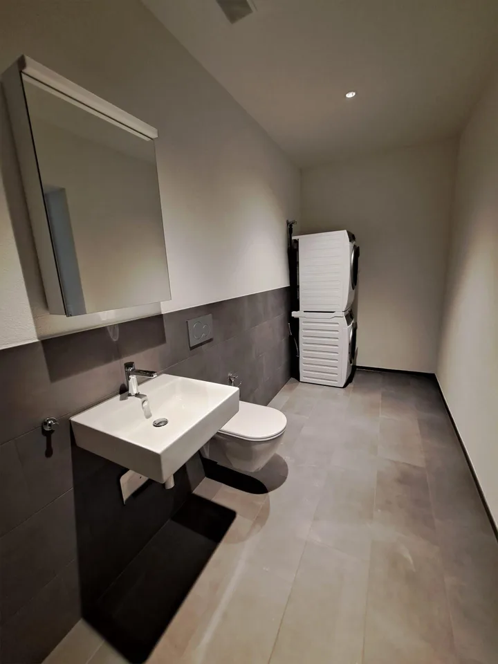 2.5-Zimmer Wohnung mit Loggia, Gartensitzplatz und Garage – Foto 5 von 12