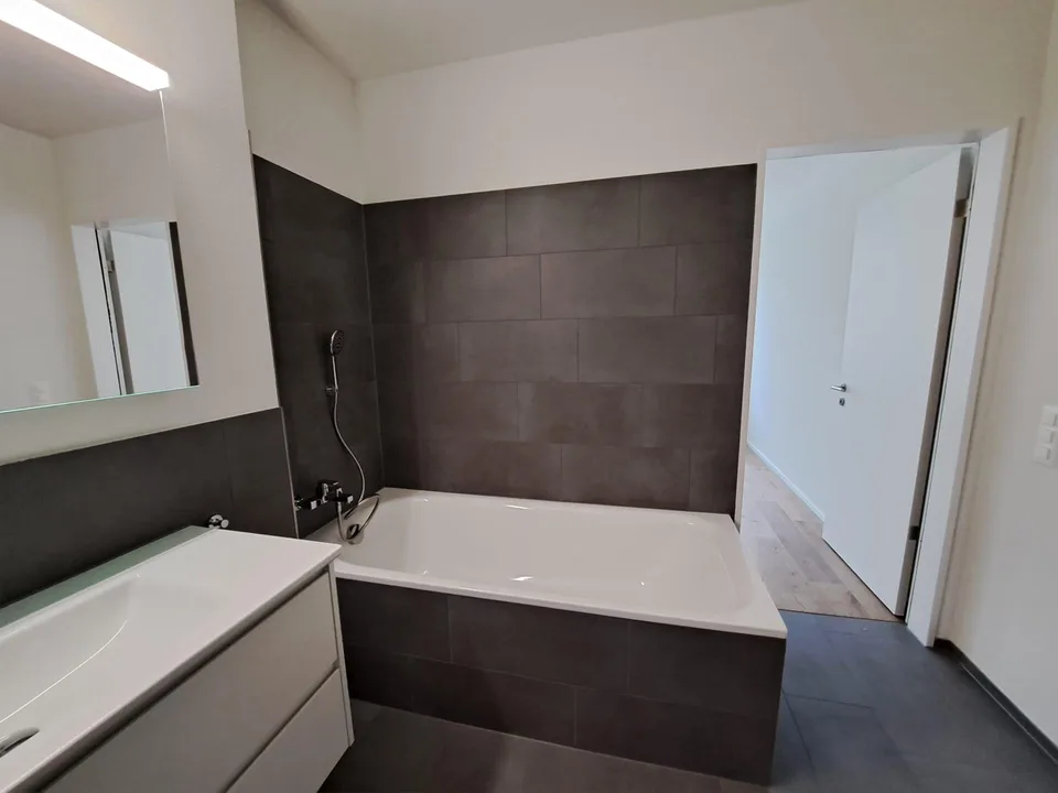 2.5-Zimmer Wohnung mit Loggia, Gartensitzplatz und Garage – Foto 9 von 12