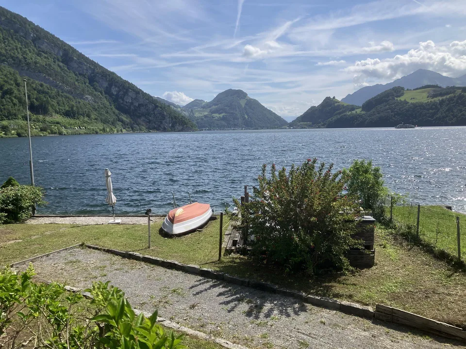 VIEW THAT INSPIRES – Bright 4-room apartment with lake and mountain view in Alpnachstad