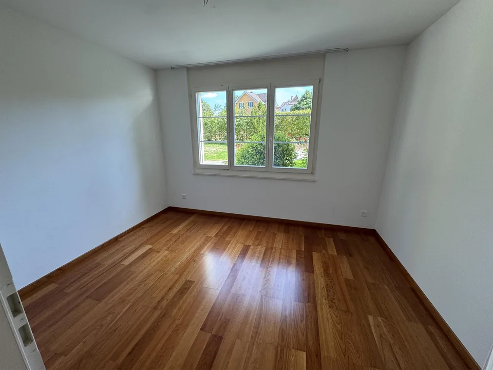 Grosszügige 5.5-Zimmer-Erdgeschosswohnung mit Gartensitzplatz