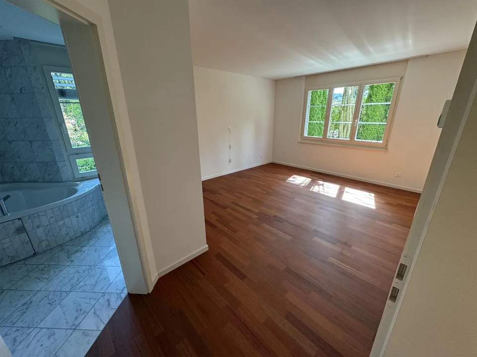 Grosszügige 5.5-Zimmer-Erdgeschosswohnung mit Gartensitzplatz