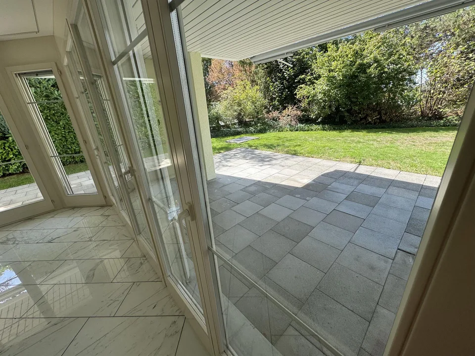 Grosszügige 5.5-Zimmer-Erdgeschosswohnung mit Gartensitzplatz