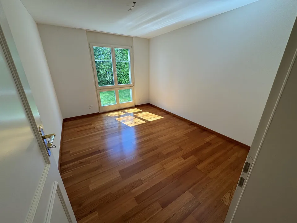 Grosszügige 5.5-Zimmer-Erdgeschosswohnung mit Gartensitzplatz