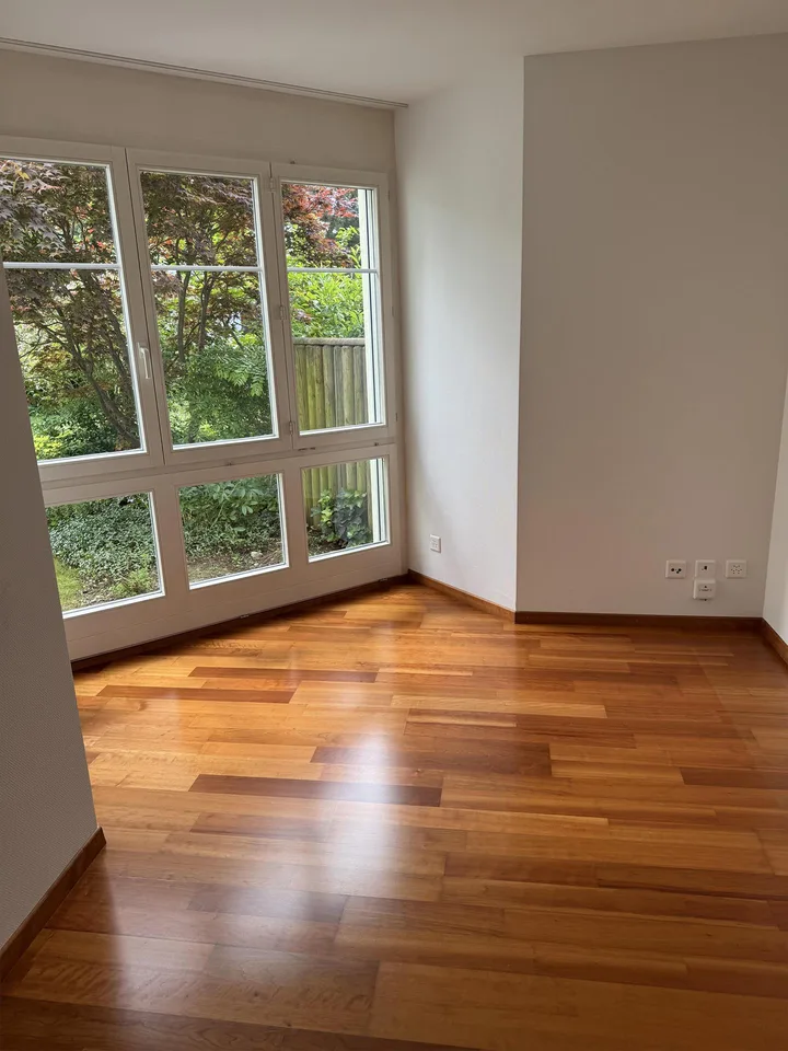 Grosszügige 5.5-Zimmer-Erdgeschosswohnung mit Gartensitzplatz