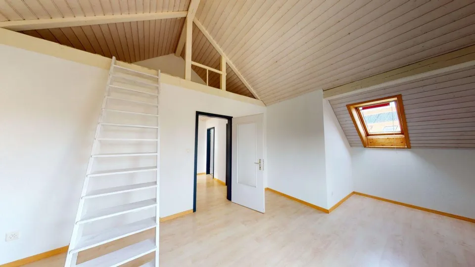Bel appartement de 2,5 pièces sous les toits dans un excellent emplacement