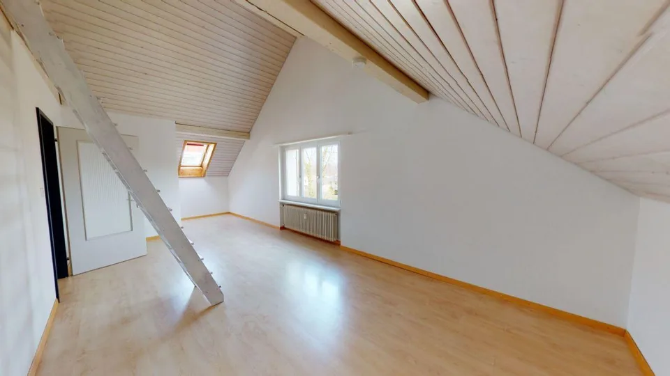 Bel appartement de 2,5 pièces sous les toits dans un excellent emplacement