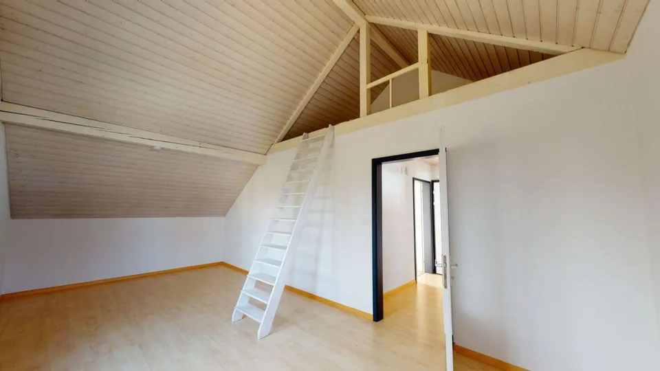 Bel appartement de 2,5 pièces sous les toits dans un excellent emplacement