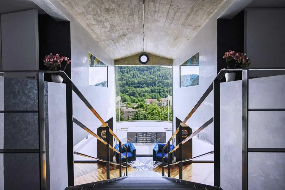 Elegante 10-Zimmer Villa mit aussergewöhnlicher Architektur – Foto 2 von 30