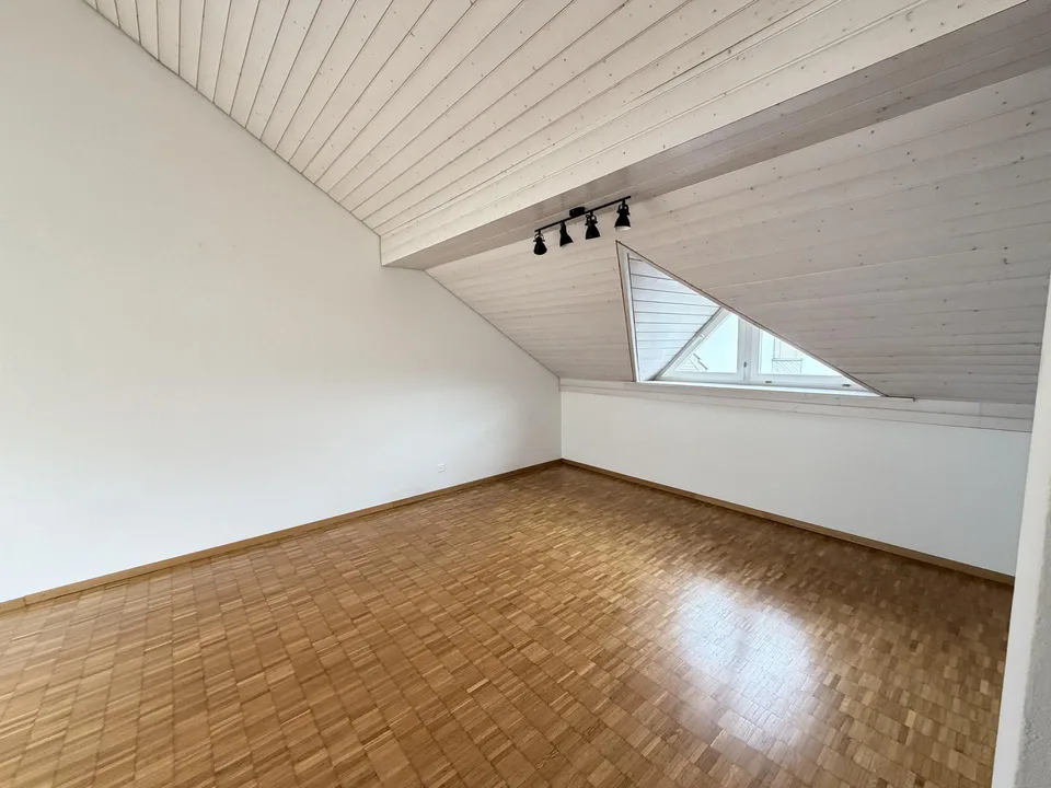2.5 Zimmer Dachwohnung mit Blick ins Grüne - Buttikon SZ