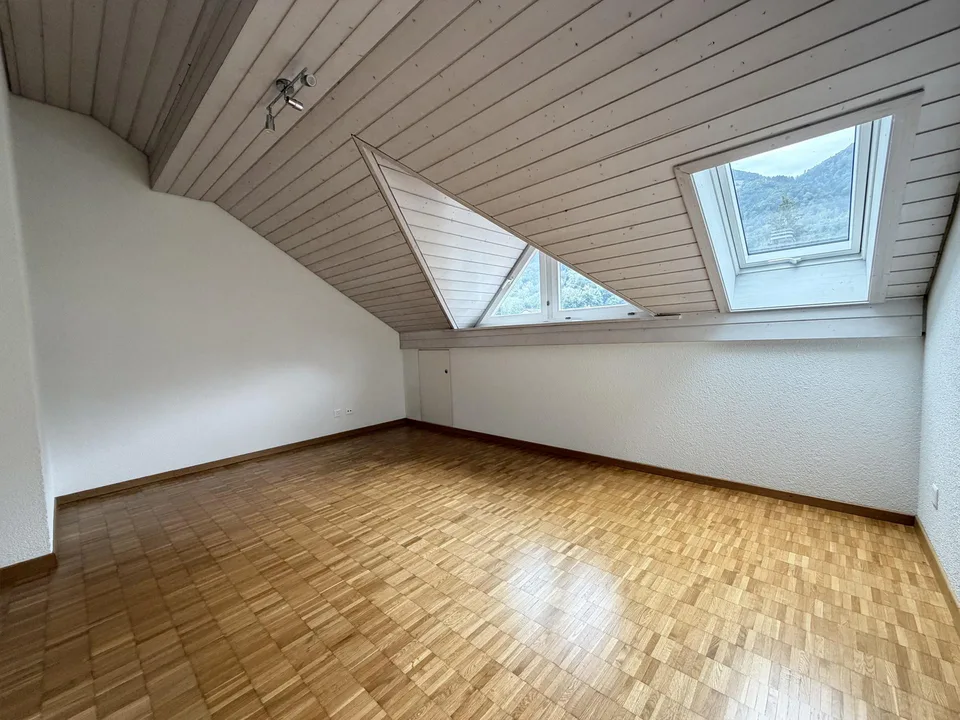 2.5 Zimmer Dachwohnung mit Blick ins Grüne - Buttikon SZ